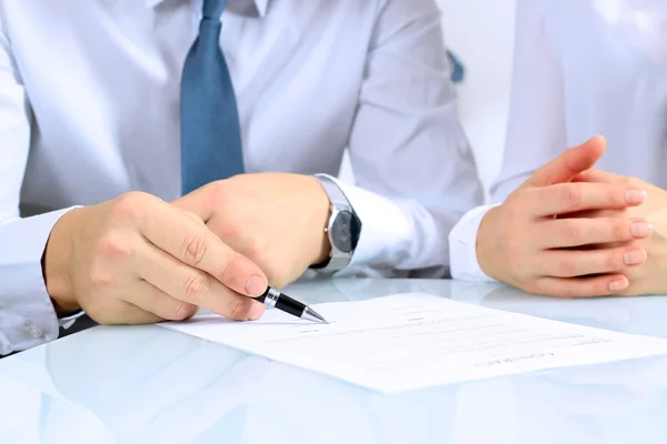 Dos socios comerciales firmando un documento —  Fotos de Stock