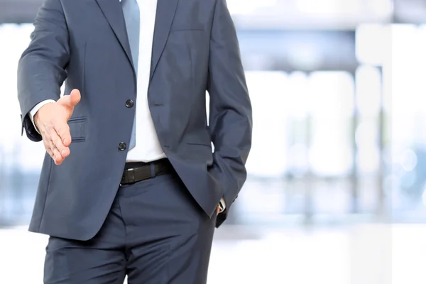 Exitoso hombre de negocios dando una mano.Ready para sellar un trato — Foto de Stock