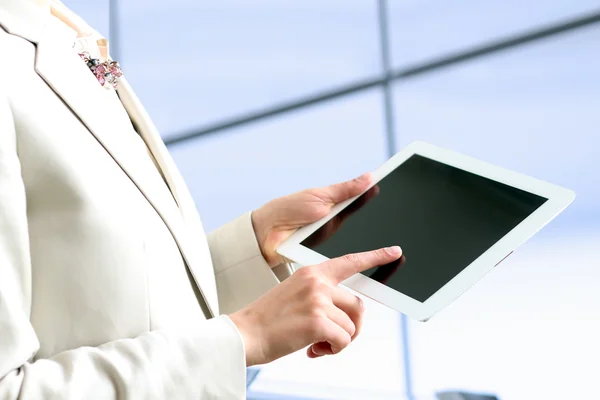Mujer de negocios que trabaja con una tableta digital — Foto de Stock