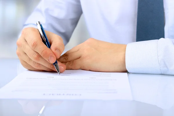 Hospital, medical education, health care, people and medicine concept - doctor showing meds to the  group of happy doctors at medical office — Stock Photo, Image