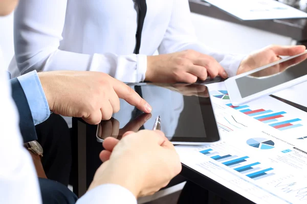 Colaboradores de negocios trabajando y analizando cifras financieras en gráficos — Foto de Stock