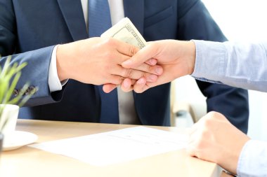 iki arkadaşları ofiste toplantı iş bir sözleşme imzalama