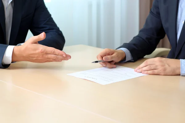 Два коллеги подписывают контракт, деловая встреча в офисе — стоковое фото