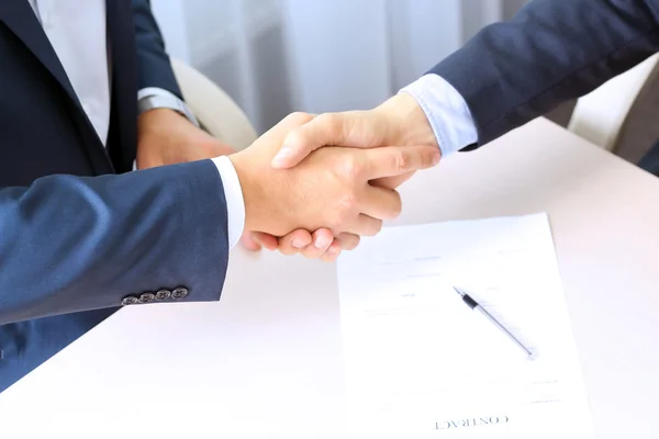 Two colleagues is signing a contract, business meeting in the office — Stock Photo, Image