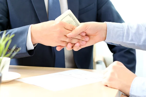 Dos colegas está firmando un contrato, reunión de negocios en la oficina — Foto de Stock