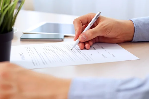 Two colleagues is signing a contract, business meeting in the office — Stock Photo, Image