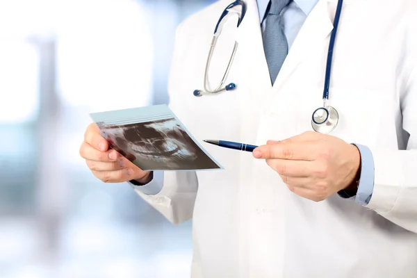 Primer plano del médico masculino señalando los dientes de rayos X — Foto de Stock