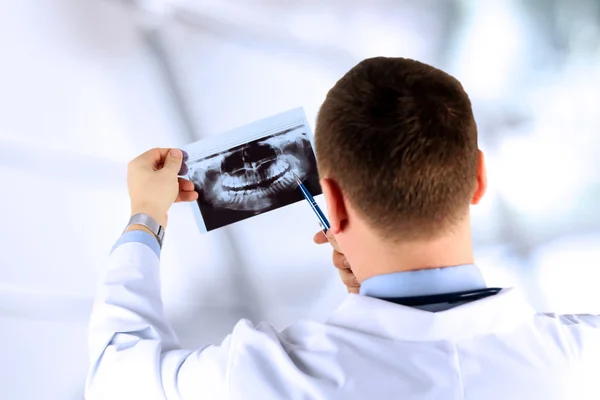 Close-up de médico masculino apontando para os dentes raio-X — Fotografia de Stock