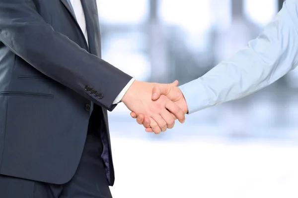 Närbild bild av ett fast handslag mellan två kollegor — Stockfoto