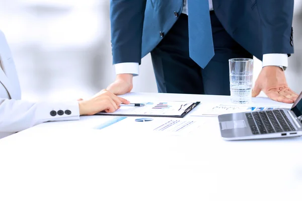 Compañeros de negocios trabajando y analizando cifras financieras en una tableta digital — Foto de Stock