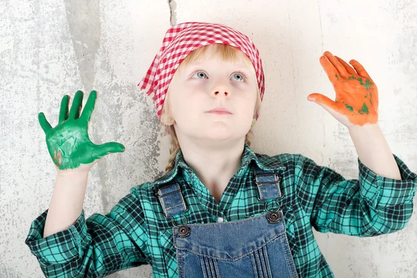 Blondes blauäugiges kleines Mädchen mit Händen in der Farbe — Stockfoto