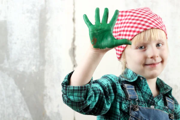緑色のペンキで手で金髪青い目の小さな女の子 — ストック写真