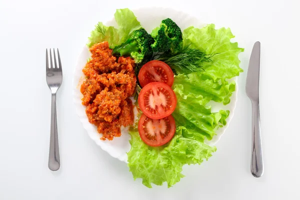 Salada fresca com alface, broccolli, tomate e carne no prato — Fotografia de Stock