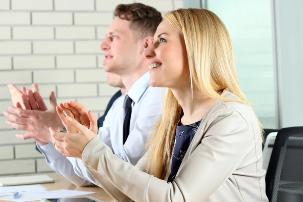 Close-up van mensen uit het bedrijfsleven handen klappen. Werkcollege bedrijfsconcept — Stockfoto