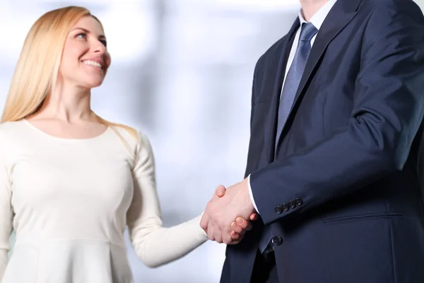 Närbild bilden av ett fast handslag mellan två kollegor i office — Stockfoto