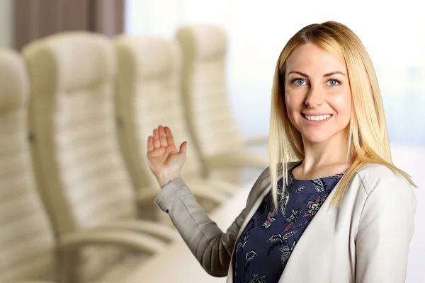 Smiling business woman presenting. Invitation to the meeting pla — Stock Photo, Image