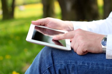 İşadamı dışında dijital tablet ile çalışma