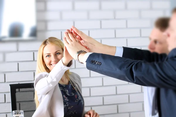 Happy business team ger hög fem i office — Stockfoto