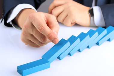 Planlama, risk ve strateji iş, ahşap blok bastırıyor işadamı 