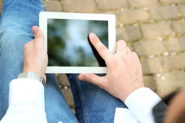 İşadamı dışında dijital tablet ile çalışma