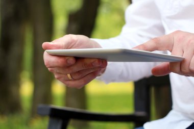 İşadamı dışında dijital tablet ile çalışma