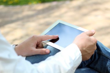 İşadamı dışında dijital tablet ile çalışma