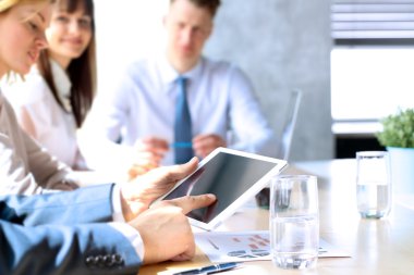 Çalışma ve mali rakamları dijital tablet analiz iş arkadaşları