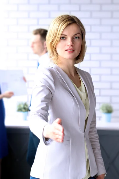 ビジネスの方々 と会議中に握手を与えるビジネス女性 — ストック写真
