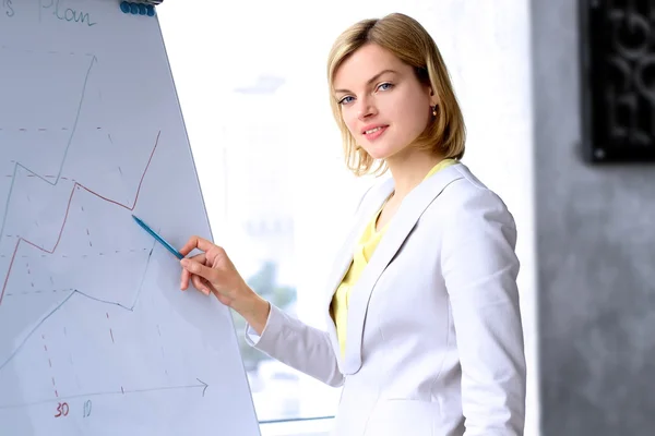 Mujer de negocios sonriente presentándose. Presentación en segundo plano — Foto de Stock