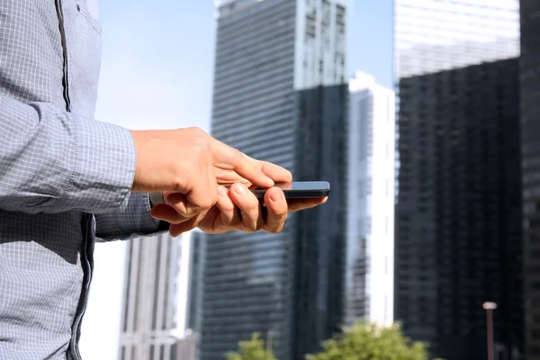 Zakenman bezit en het gebruik van de mobiele slimme telefoon buiten — Stockfoto