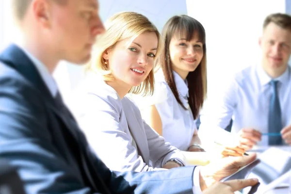 Collega's werken en analyseren van financiële cijfers / grafieken op een digitale tablet — Stockfoto