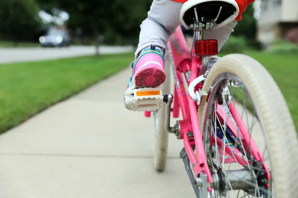 Menina agradável andando de bicicleta em uma estrada — Fotografia de Stock