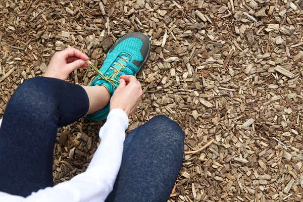 Pelari wanita muda mengikat tali sepatu — Stok Foto