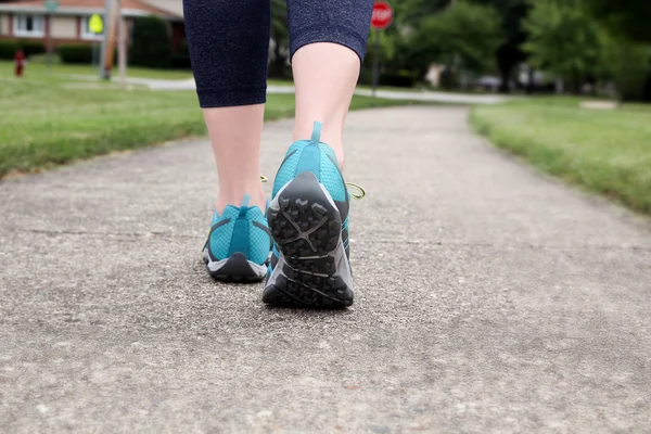 Runner/ woman  running on  a narrow road,  closeup on shoe/sneak — Stock Photo, Image