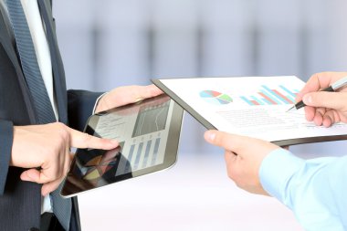 Çalışma ve mali rakamları dijital tablet analiz iş arkadaşları