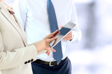 Çalışma ve mali rakamları dijital tablet analiz iş arkadaşları