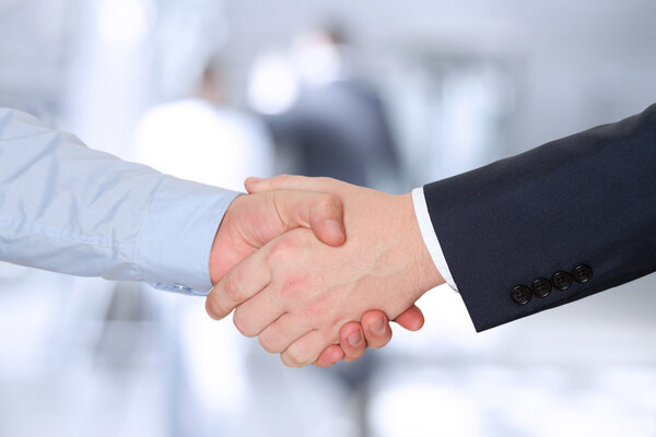 Коллеги по бизнесу работают и анализируют финансовые показатели / графики на цифровом планшете
