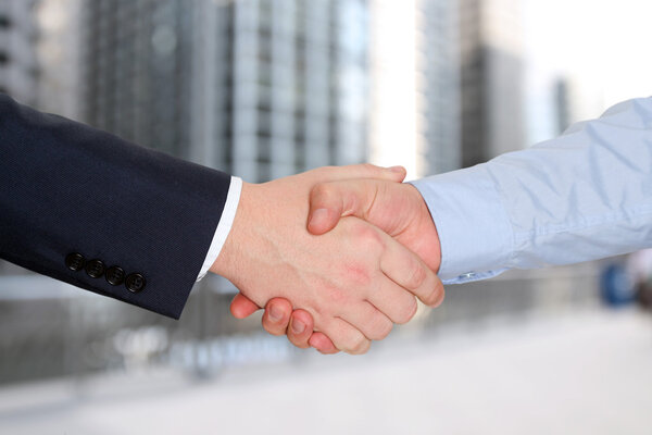 Коллеги по бизнесу работают и анализируют финансовые показатели / графики на цифровом планшете
