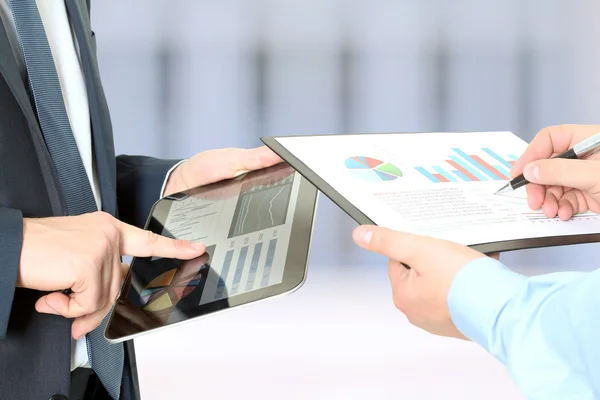 Affärskollegor arbetar och analysera finansiella siffror på en digital Tablet PC — Stockfoto
