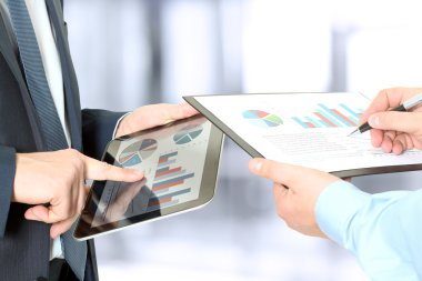 Çalışma ve mali rakamları dijital tablet analiz iş arkadaşları