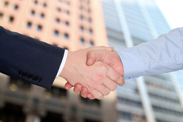 Коллеги по бизнесу работают и анализируют финансовые показатели на цифровом планшете
