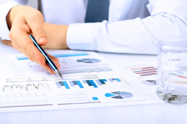 Close-up Of Businessman Analyzing Graphs — Stock Photo, Image