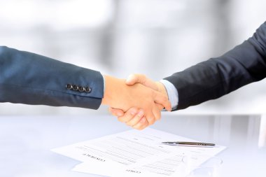 Bir firma el sıkışma bir sözleşme imzalamadan sonra iki meslektaşları arasındaki yakın çekim görüntüsü