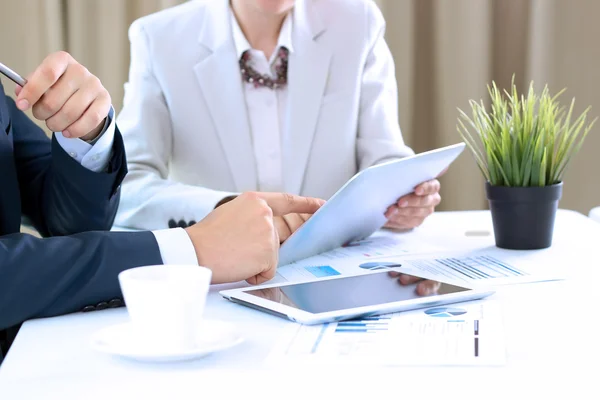 Collega's werken en het analyseren van financiële cijfers op een digitale tablet — Stockfoto