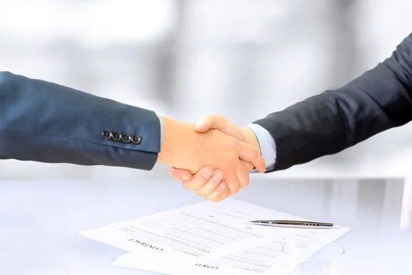 Close-up beeld van een stevige handdruk tussen twee collega's na ondertekening van een contract — Stockfoto