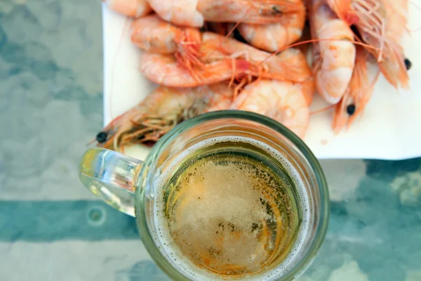 Tasse à bière et cocktail de crevettes biologiques fraîches dans une assiette — Photo