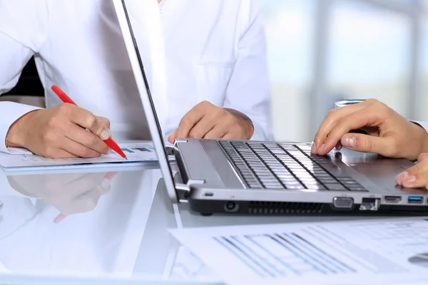 Collega's werken en analyseren van financiële cijfers op een digitale laptop — Stockfoto