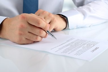 Çalışma ve mali rakamlar analiz iş arkadaşları / grafikler dijital dizüstü