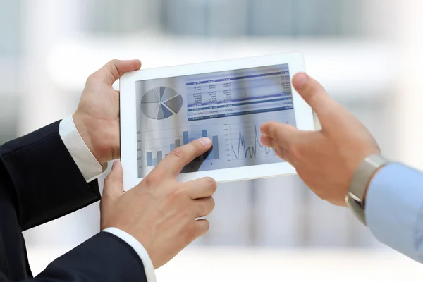 Εικόνα των δύο νέους επιχειρηματίες χρησιμοποιώντας touchpad — Φωτογραφία Αρχείου