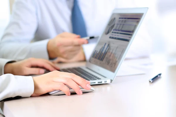 Collega's werken en het analyseren van financiële cijfers — Stockfoto